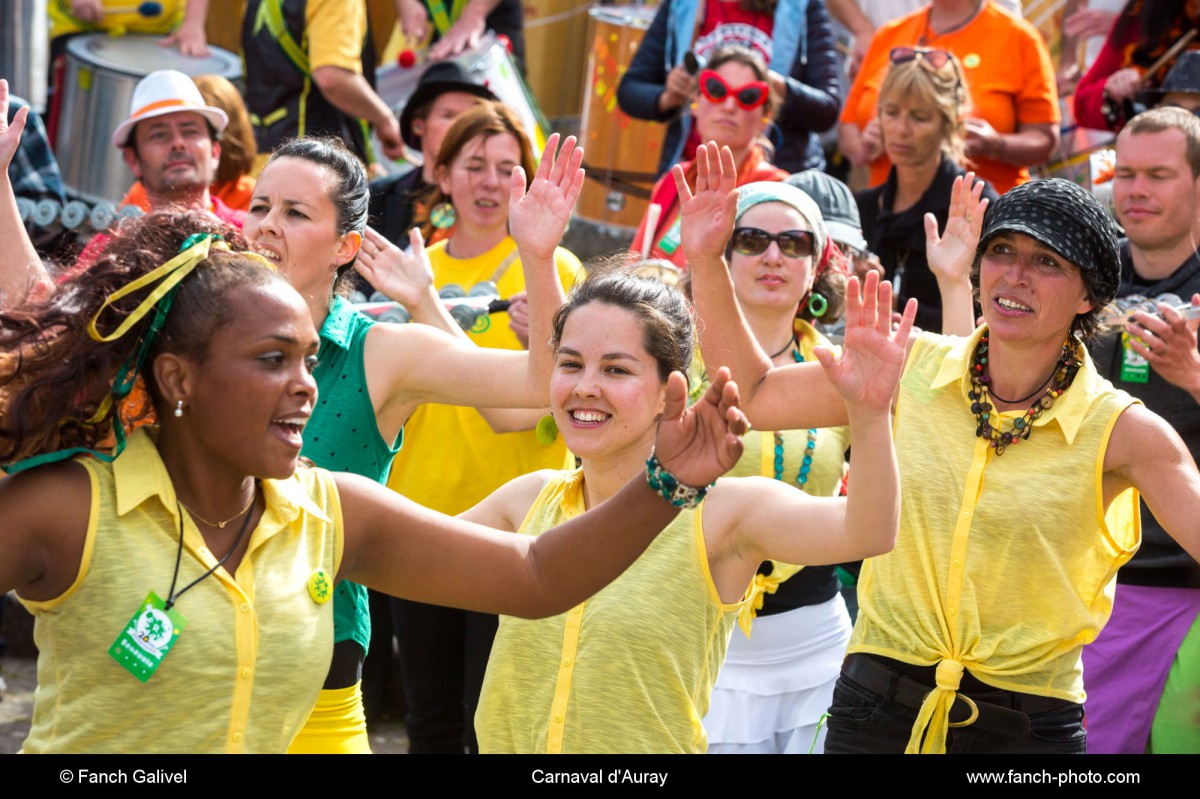 Carnaval d'Auray, défilé de Batucada et de danse Brésilienne