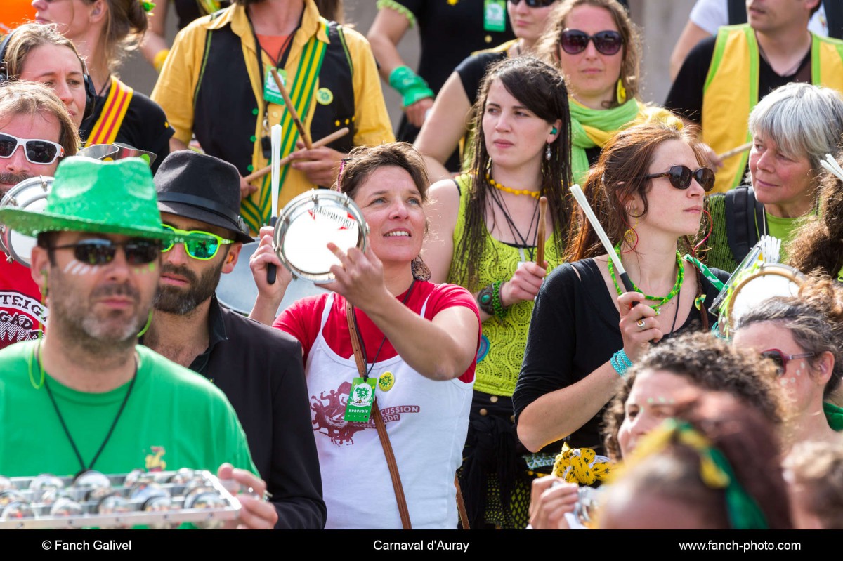 Carnaval d'Auray, défilé de Batucada et de danse Brésilienne