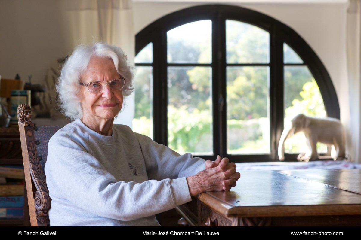 Marie-José Chombart De Lauwe dans sa résidence secondaire de Bréhat. Résistante durant la seconde guerre mondiale puis déportée à Ravensbrück.