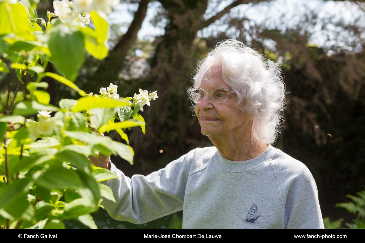 Marie-José Chombart De Lauwe dans sa résidence secondaire de Bréhat. Résistante durant la seconde guerre mondiale puis déportée à Ravensbrück.