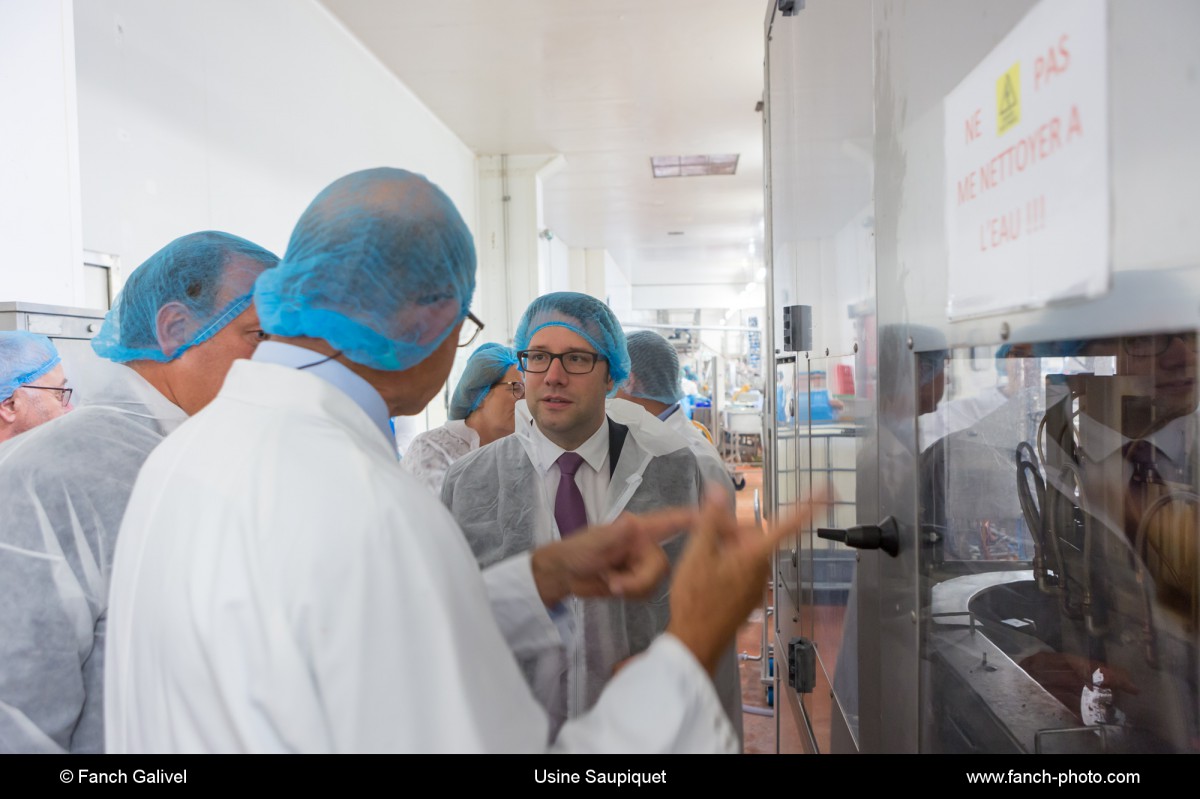 Visite de Loïg Chesnais-Girard, président de la Région Bretagne à l'usine Saupiquet de Quimper.