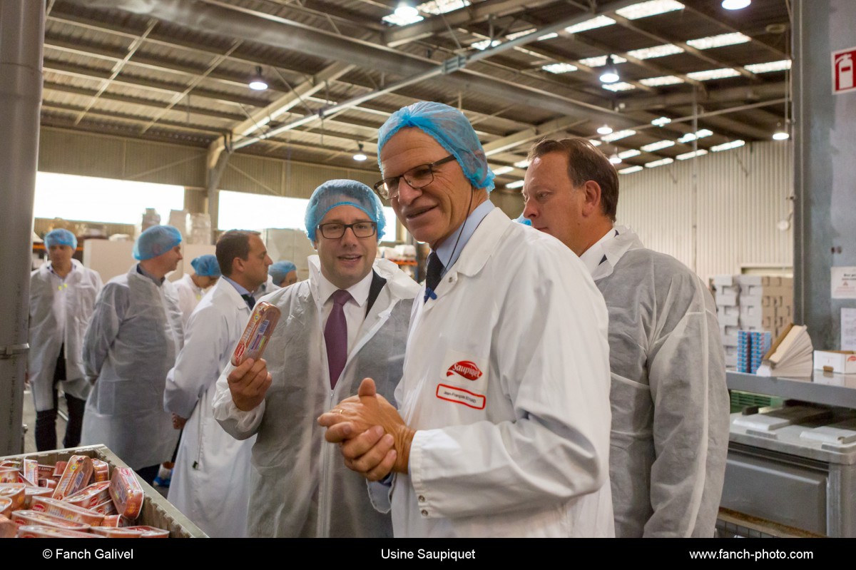 Visite de Loïg Chesnais-Girard, président de la Région Bretagne à l'usine Saupiquet de Quimper.
