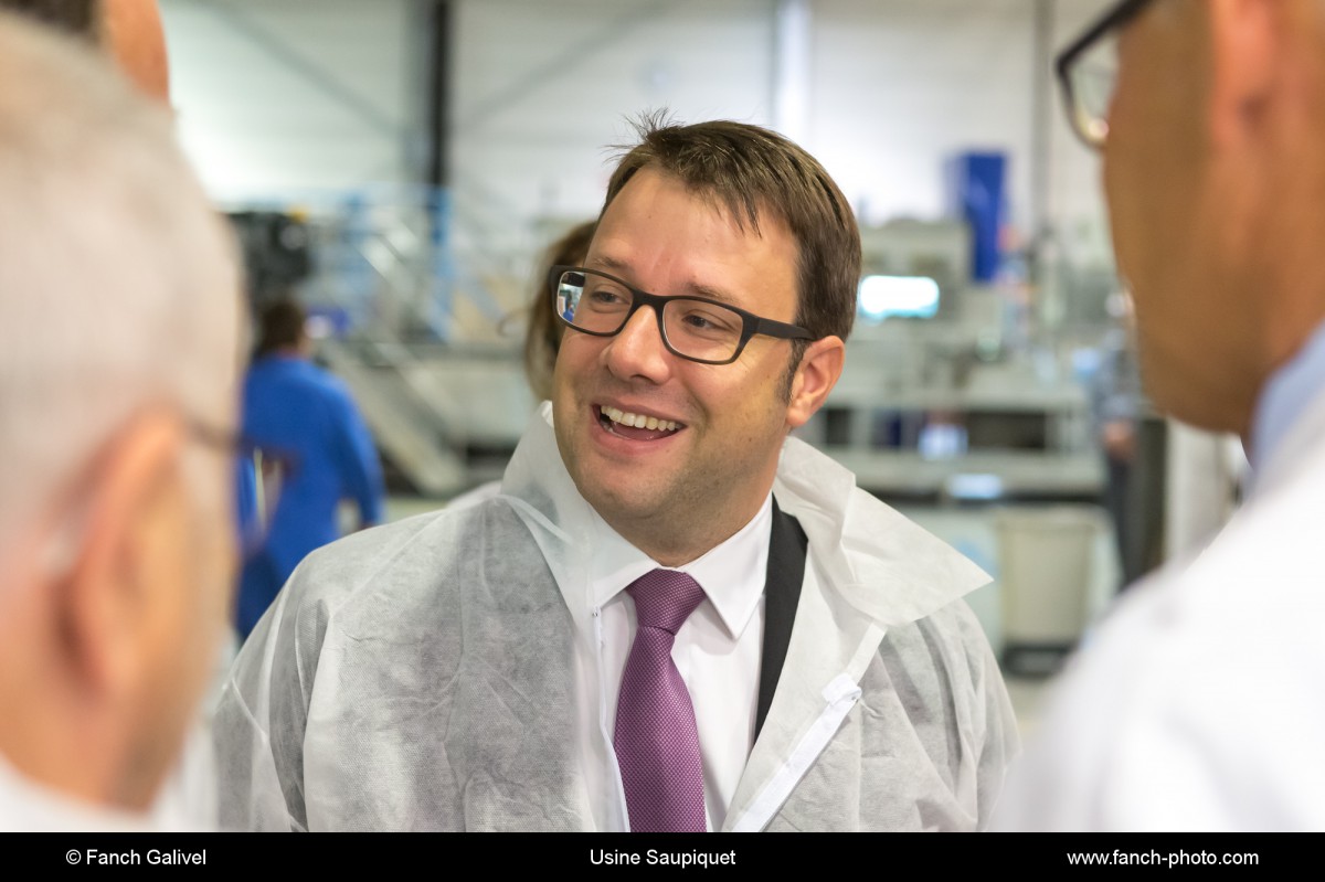Visite de Loïg Chesnais-Girard, président de la Région Bretagne à l'usine Saupiquet de Quimper.