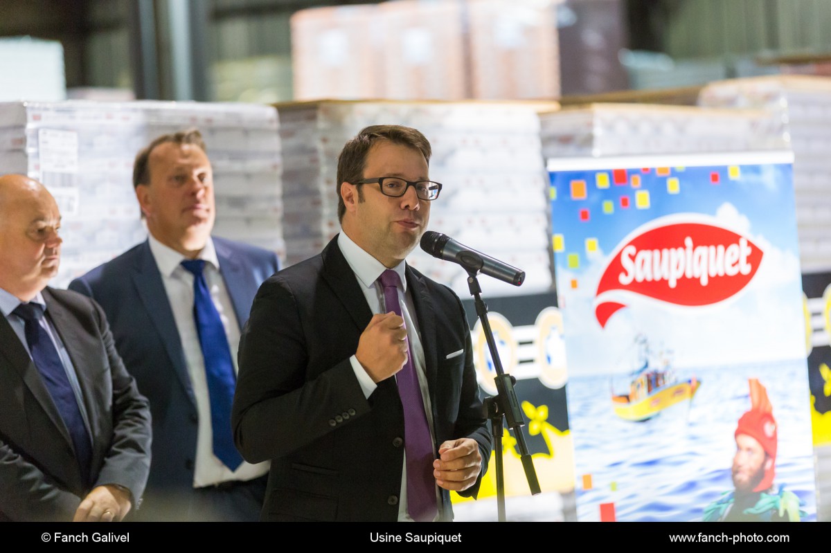 Visite de Loïg Chesnais-Girard, président de la Région Bretagne à l'usine Saupiquet de Quimper.