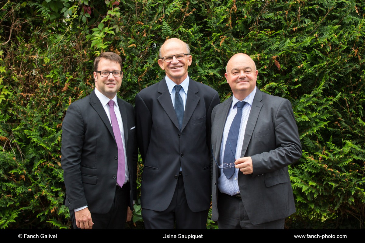 Jean-François Boyard directeur de l'usine Saupiquet de Quimper, Ludovic Jolivet maire de Quimper et Loïg Chesnais-Girard président de la Région Bretagne.