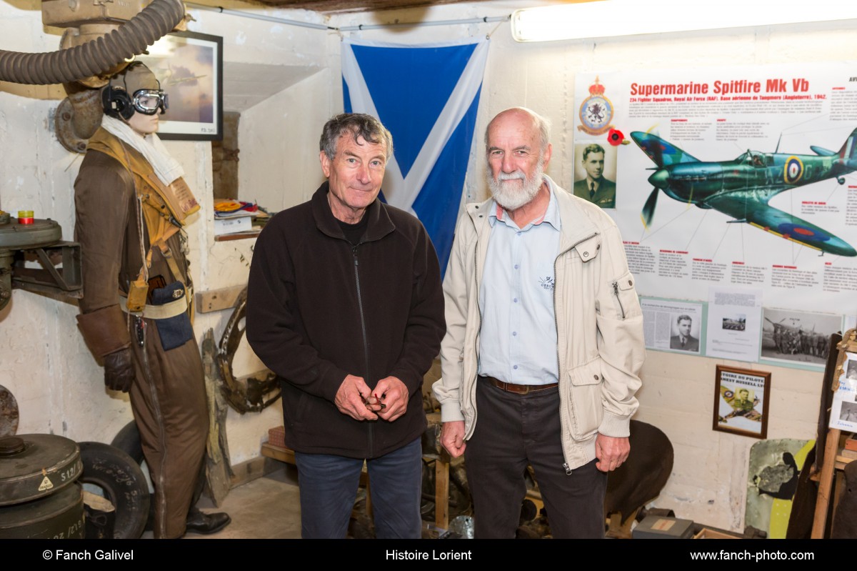 Jean Yves Le Lan et Jean Robic dans le Blockhaus utilisé comme musée de la ferme familiale de Jean Robic.Jean Yves Le Lan et Jean Robic dans le Blockhaus utilisé comme musée de la ferme familiale de Jean Robic.