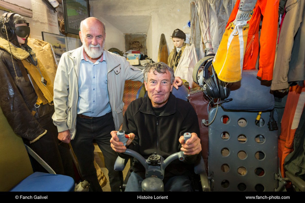 Jean Yves Le Lan et Jean Robic dans le Blockhaus utilisé comme musée de la ferme familiale de Jean Robic.