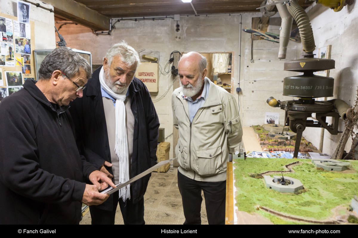 Jean Yves Le Lan, Jean Robic et Lucien Gouron dans le Blockhaus utilisé comma musée de la ferme familiale de Jean Robic.