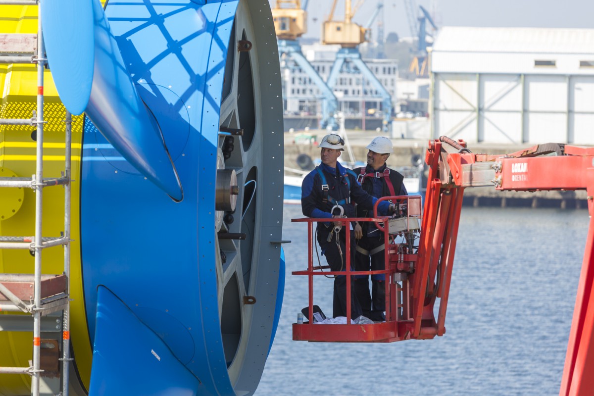 Dernières vérifications avant le montage du bulbe sur l' Hydrolienne Sabella D10 _Port de commerce de Brest.