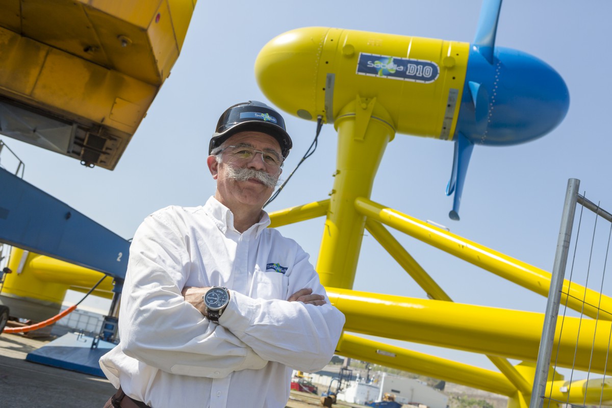 Jean-François Daviau, président de Sabella lors du montage de l' Hydrolienne Sabella D10 sur le port de commerce de Brest.