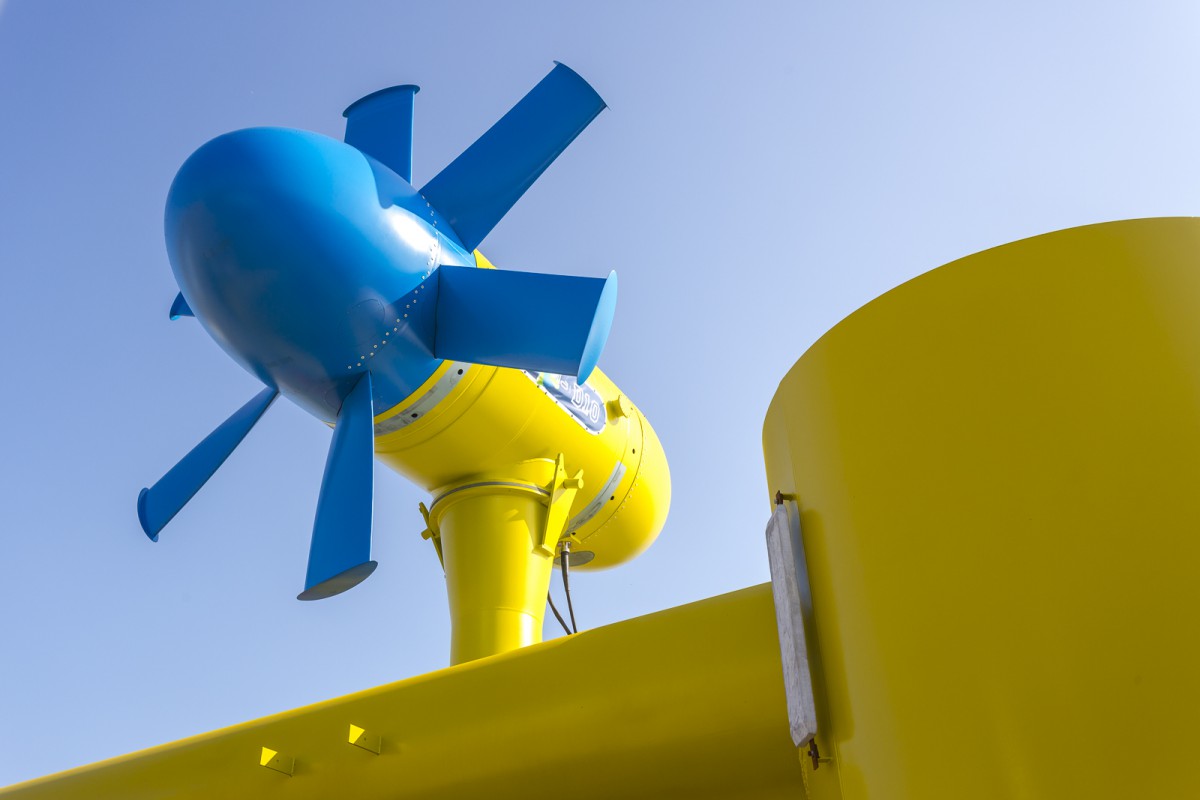 L' Hydrolienne Sabella D10 sur le port de commerce de Brest.