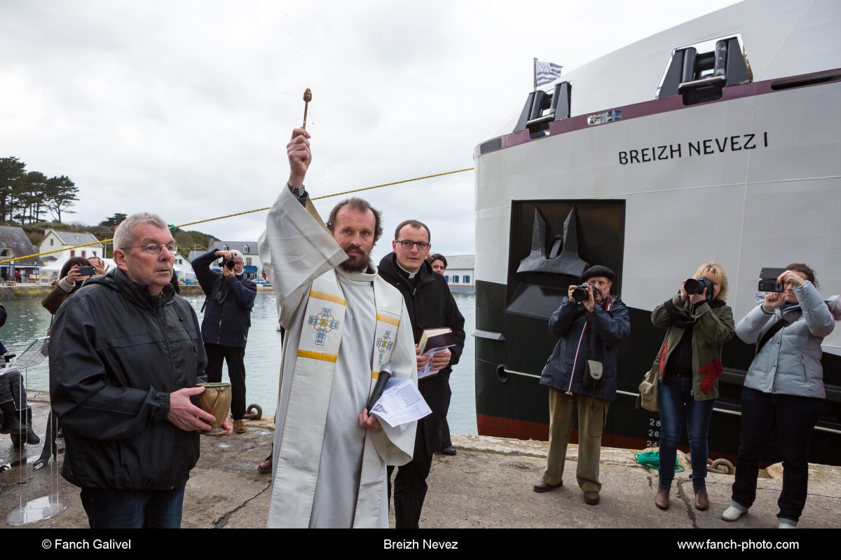Bénédiction du Breizh Nevez 1 par Armel de la Monneraye, aumônier des gens de mer, assisté de Wilfrid Lawson, curé de de Groix à Port Tudy ( ile de Groix).