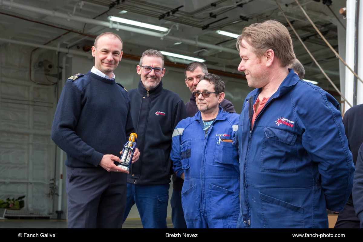 Remise d’une statue de Sainte-Anne au Commandant du bateau le « BREIZH NEVEZ »