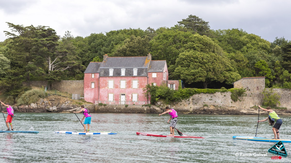 Passage des paddles devant la "maison rose" marquant l'entrée de la rivière de Vannes