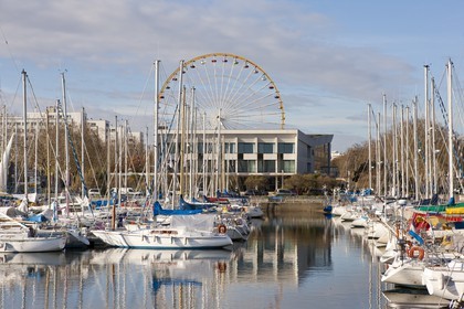 Le port de Lorient. On distingue une grande roue derrière le palais des congrès