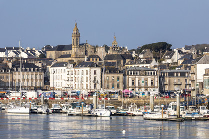 La ville d'Audierne et son port de plaisance.