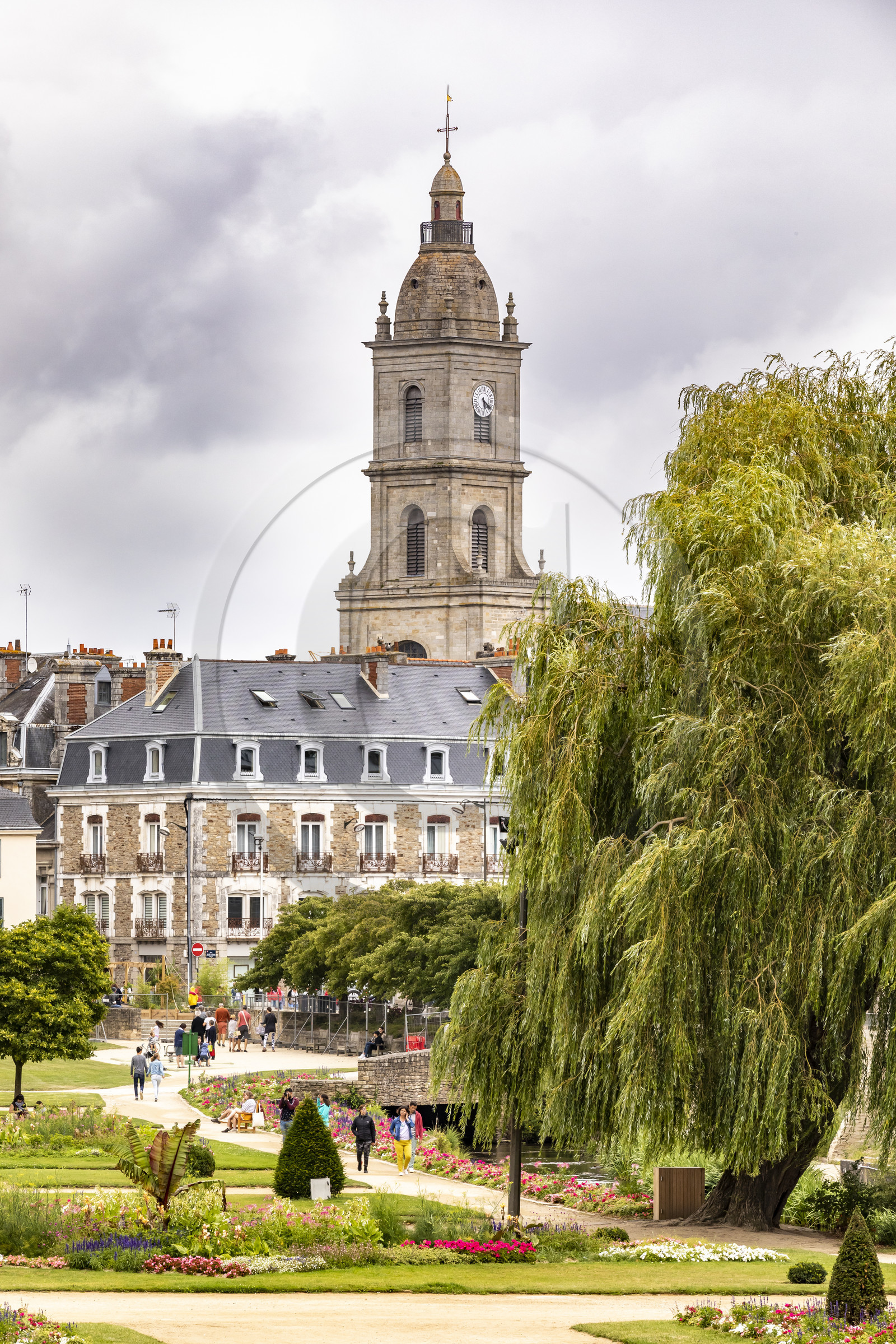 Jardin des remparts et église St Patern à Vannes
