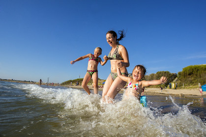 Enfants sur la plage de fort-bloqué, Ploemeur ( 56 )