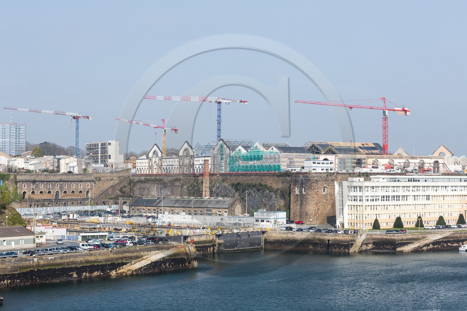Vue de l' arsenal depuis le pont de la Recouvrance
