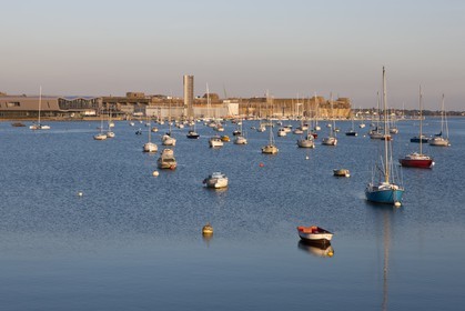 Larmor-Plage_vasiere de Quelisoy donnant face à la cité de la voile de Lorient.