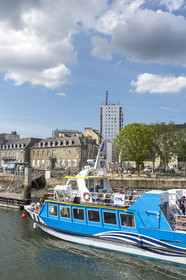Port de plaisance de Lorient. Bateau-bus faisant la liaison entre Locmiquelic et Lorient