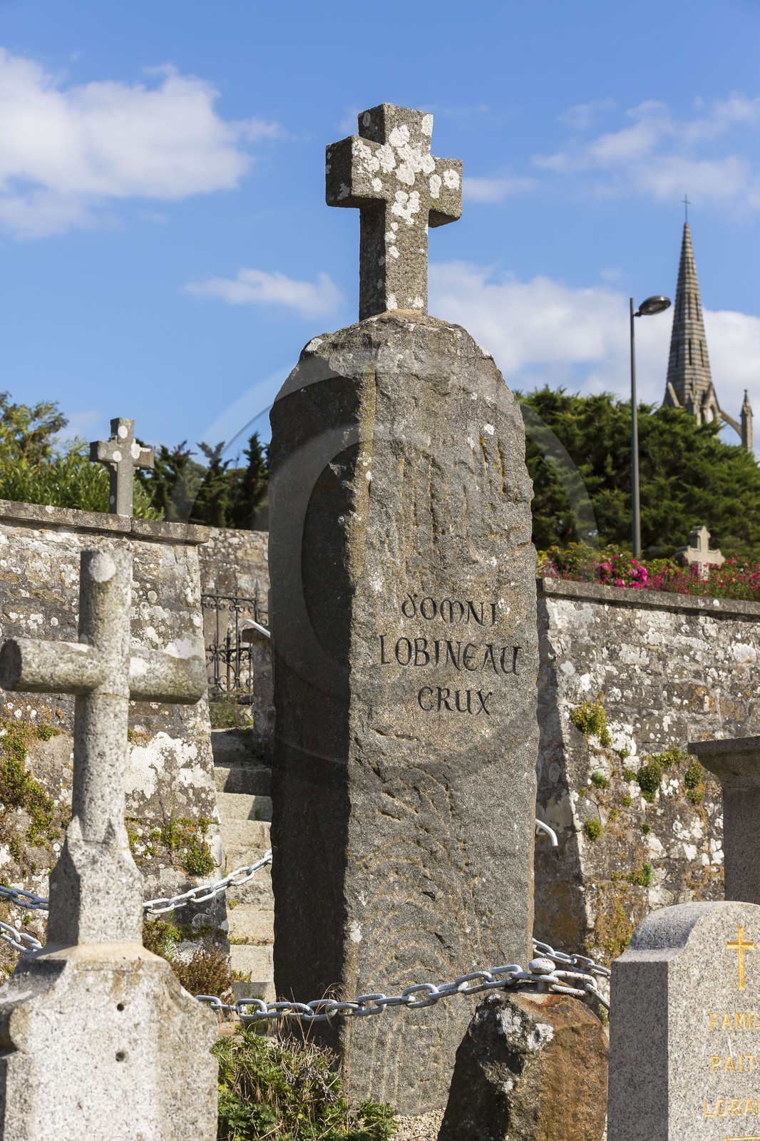 Stèle à la mémoire de l' historien Dom Lobineau. St Jacut de la Mer