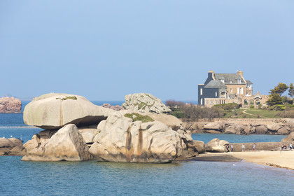Vue sur la plage de Coz Pors à Trégastel
