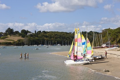 Ecole de voile à l' embouchure de la Laïta. Guidel.
