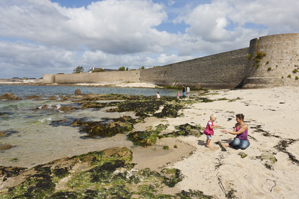 De nombreuses criques se succèdent le long de la promenade du Lohic à Port-louis. Elles font  face au port de Gavres ( à l' entrée de la petite mer de Gavres). Many creeks are found along the promenade Lohic in Port Louis. They face the harbor Gavres (at the entrance of the little sea of ​​Gavres).