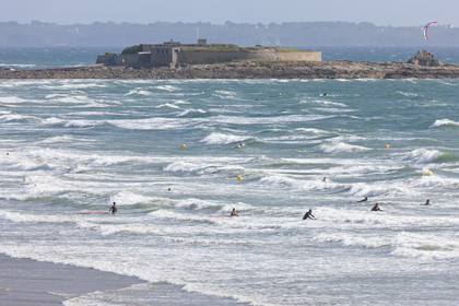 Surfers profitant de la houle _ Plage de Pen-er-Malo _ Guidel