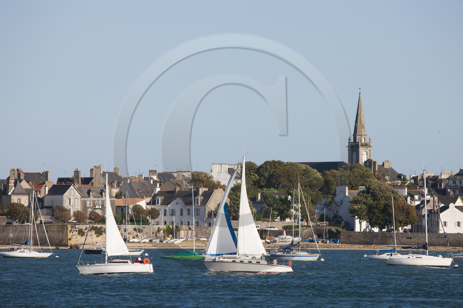 Rade de Lorient. Vue sur Port-Louis depuis Larmor-Plage.