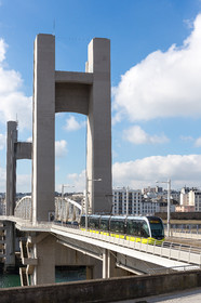 Tramway sur le pont de la Recouvrance à Brest