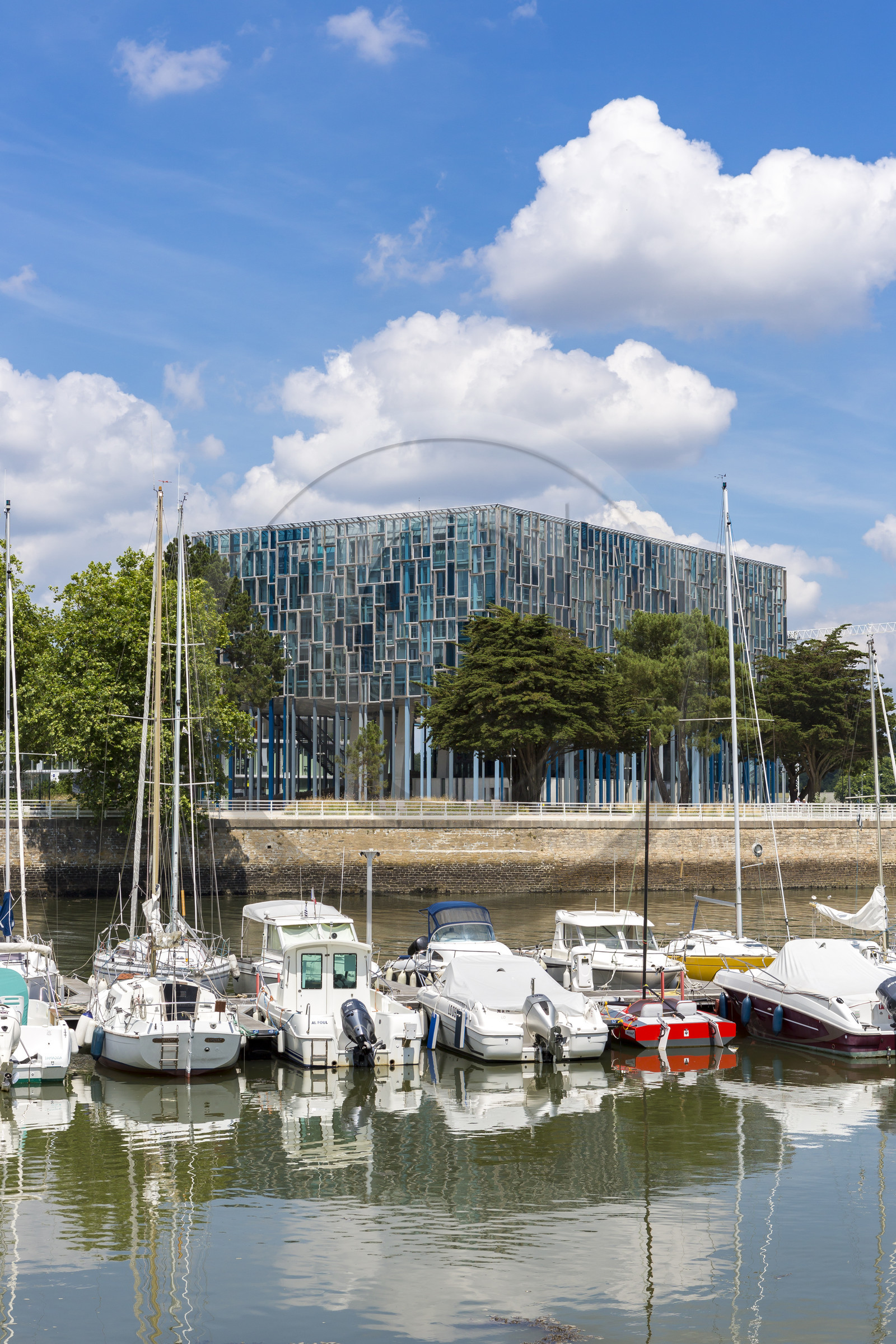Le Port de Lorient et la maison de l'Agglomération en arrière -plan