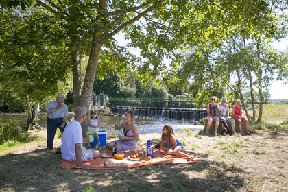 Pique-nique à l'écluse de Minazen le long du Blavet. Languidic