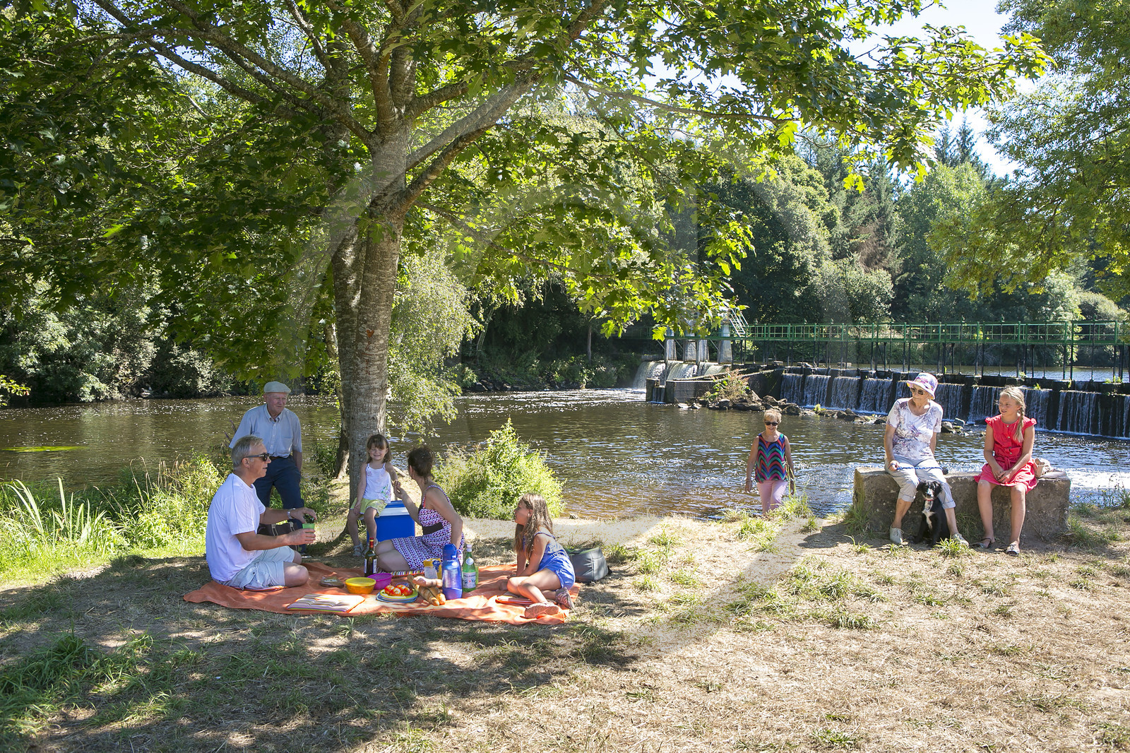 Pique-nique à l'écluse de Minazen le long du Blavet. Languidic