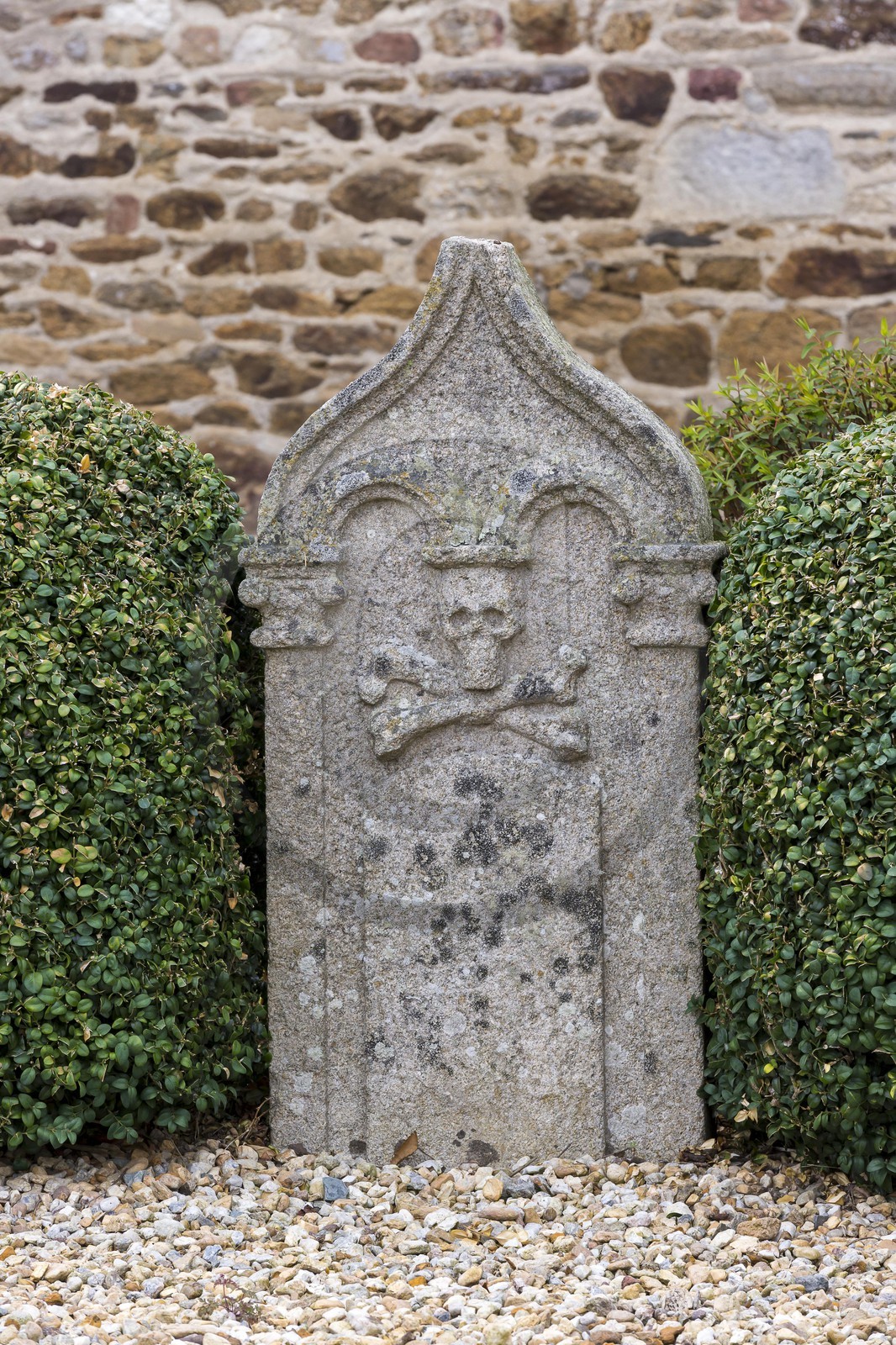 Stèle de l' ancien cimetière _ Languenan