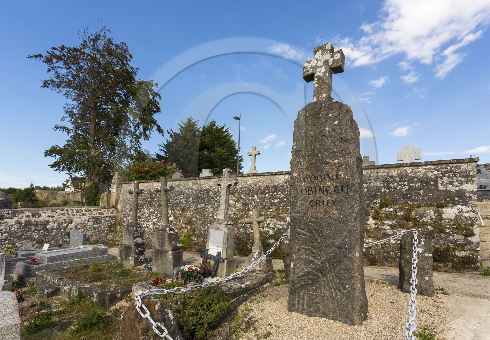 Stèle à la mémoire de l' historien Dom Lobineau. St Jacut de la Mer
