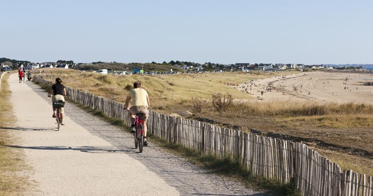 Cyclistes longeant la plage de Pen-er-Malo _ Guidel