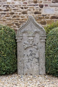 Stèle de l' ancien cimetière _ Languenan