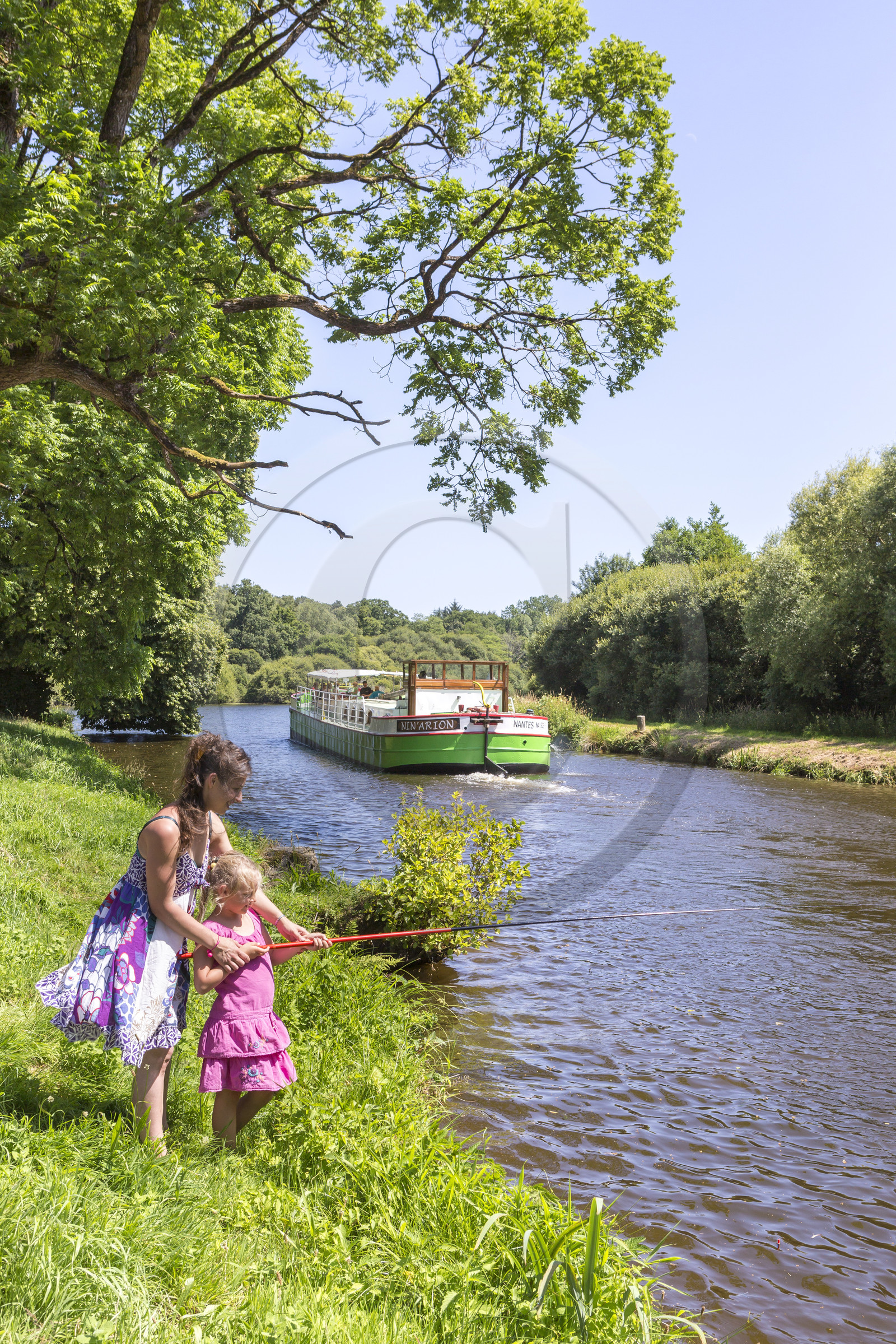 Pêche loisir en famille dans le Blavet_ écluse de Minazen à Languidic