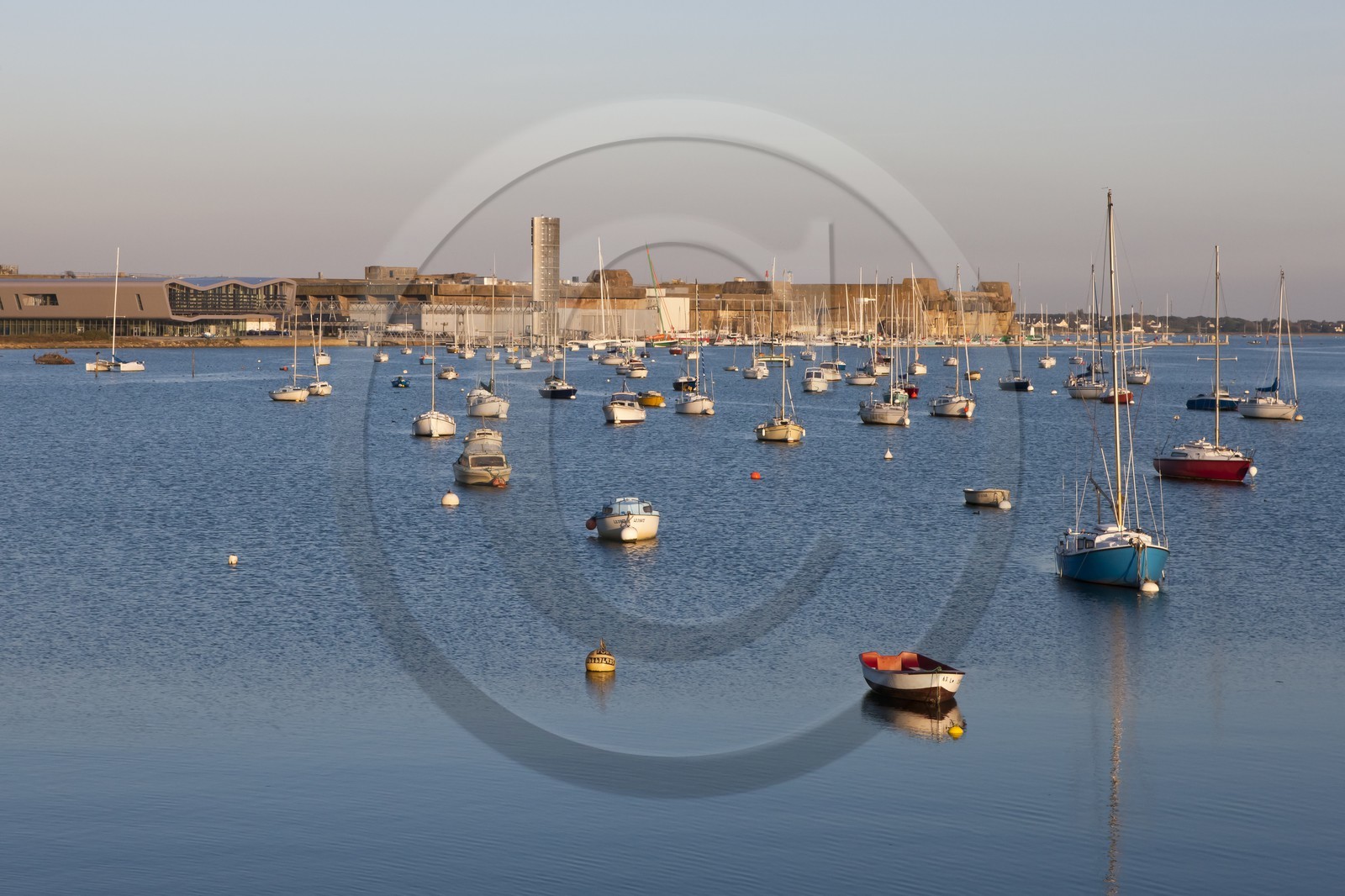 Larmor-Plage_vasiere de Quelisoy donnant face à la cité de la voile de Lorient.