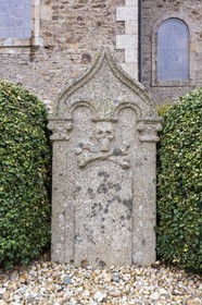 Stèle de l' ancien cimetière _ Languenan