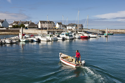 Pêcheur entrant dans le port de Gavres