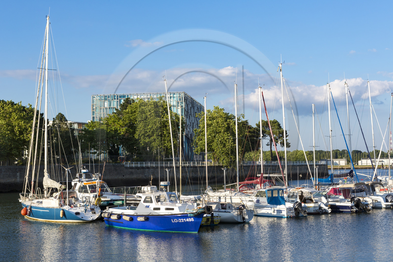 Le Port de Lorient et la maison de l'Agglomération en arrière -plan