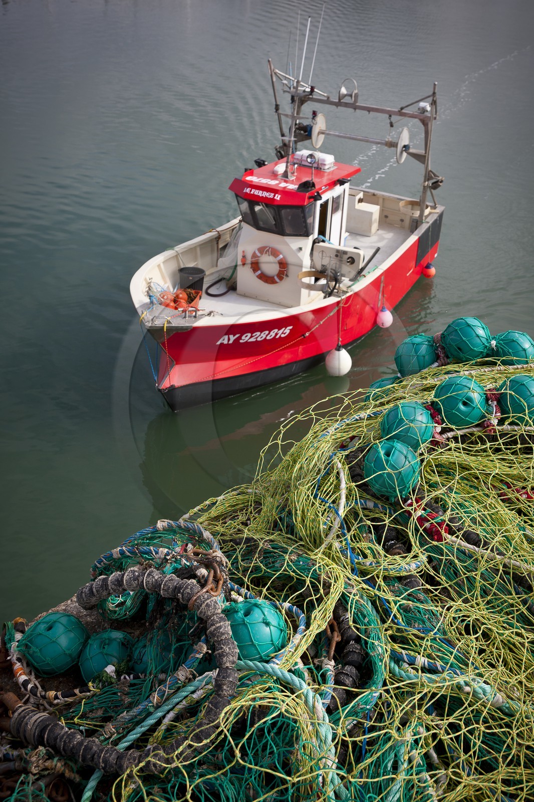 bateau de peche rentrant au port _ la trinité sur mer.
