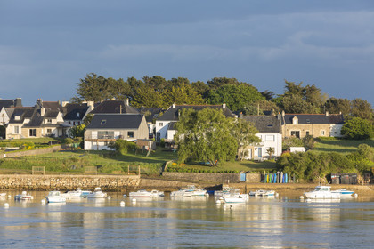 Petites maisons au bord de la ria d'Etel. Belz