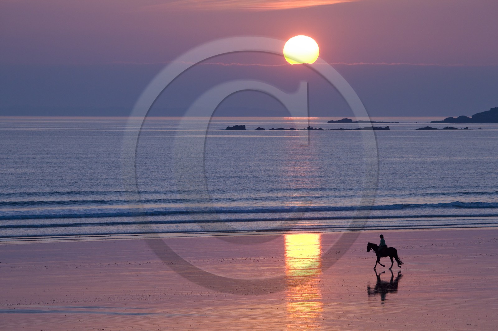 Cavalier au coucher du soleil sur la plage de Kerhillio à Erdeven (56410).