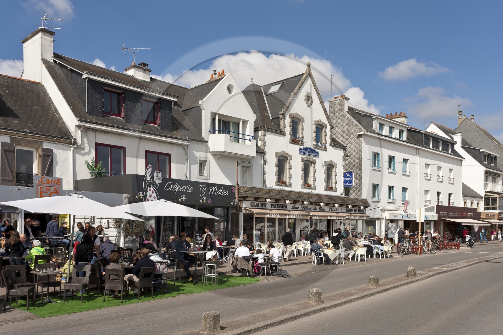 Terrasses sur le port de la Trinite sur mer.