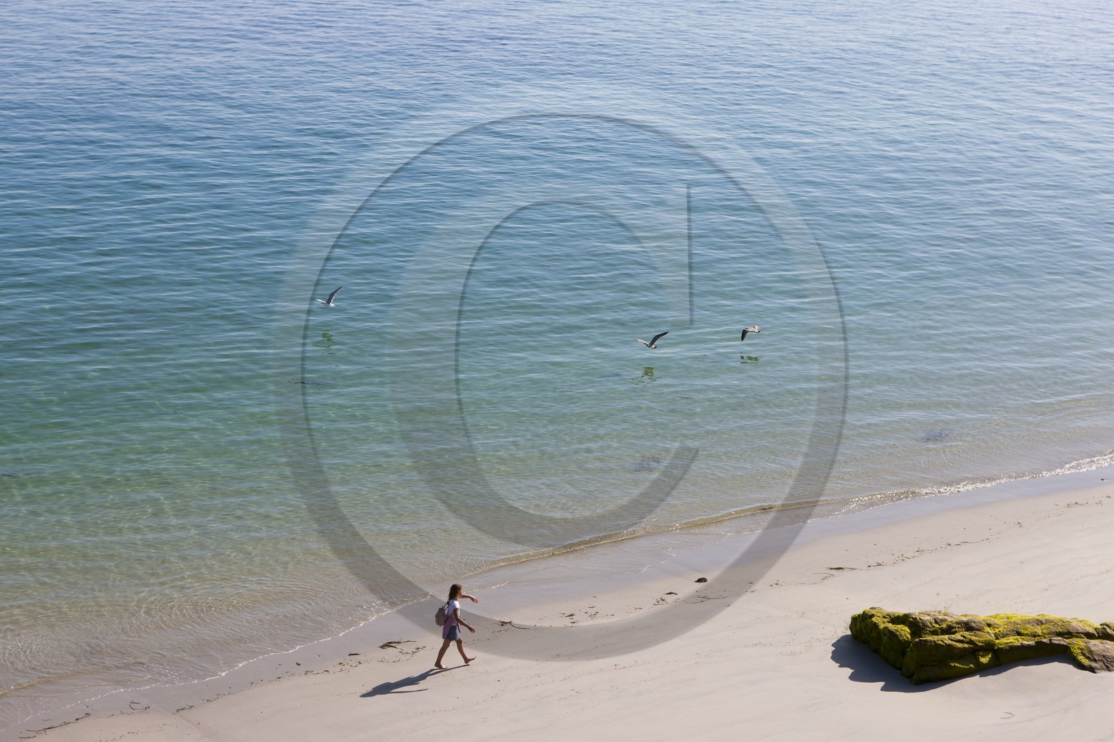 Une jeune fille marche sur la Plage des grands sables - Groix _ A girl walking on the beach of the great sand - Groix