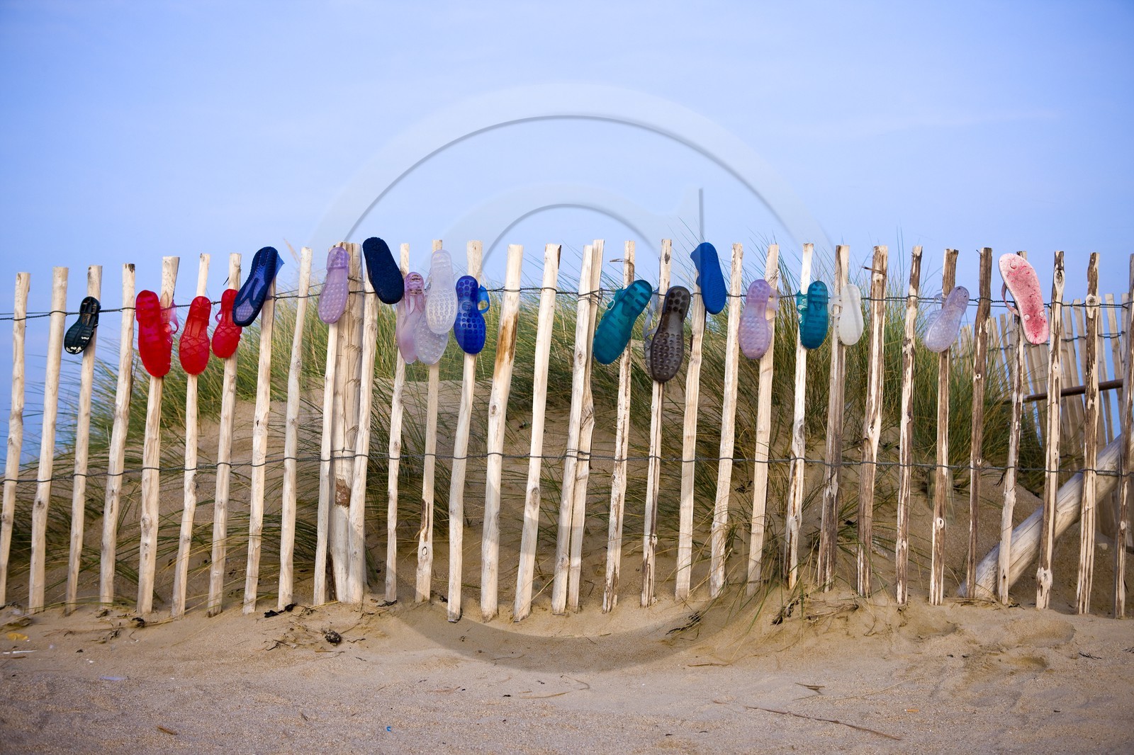 Sandales plastiques abandonne?es sur la plage d'Erdeven